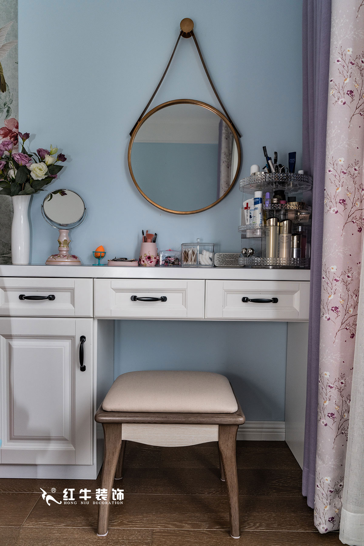 +logo_魏明花_華府國際-117㎡-簡美風(fēng)格（3室2廳2衛(wèi)，全包16萬）07主臥室梳妝臺(tái)_華府-29