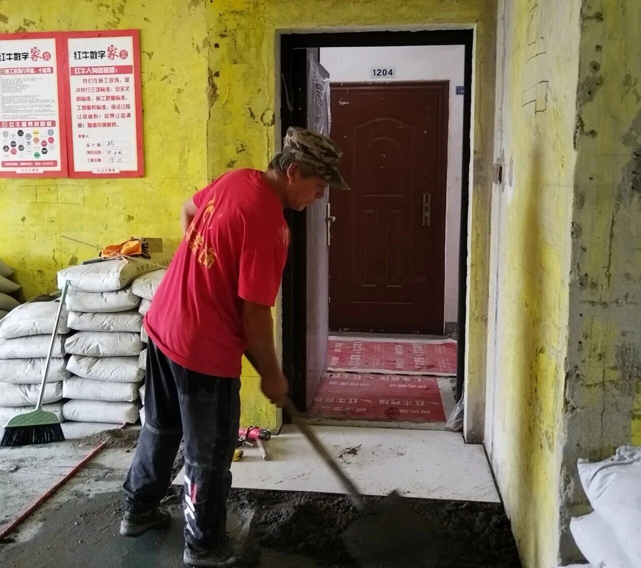 南京裝修公司紅牛裝飾工地突擊巡檢：一厘一毫堅(jiān)守品質(zhì)，一心一意守護(hù)新家！