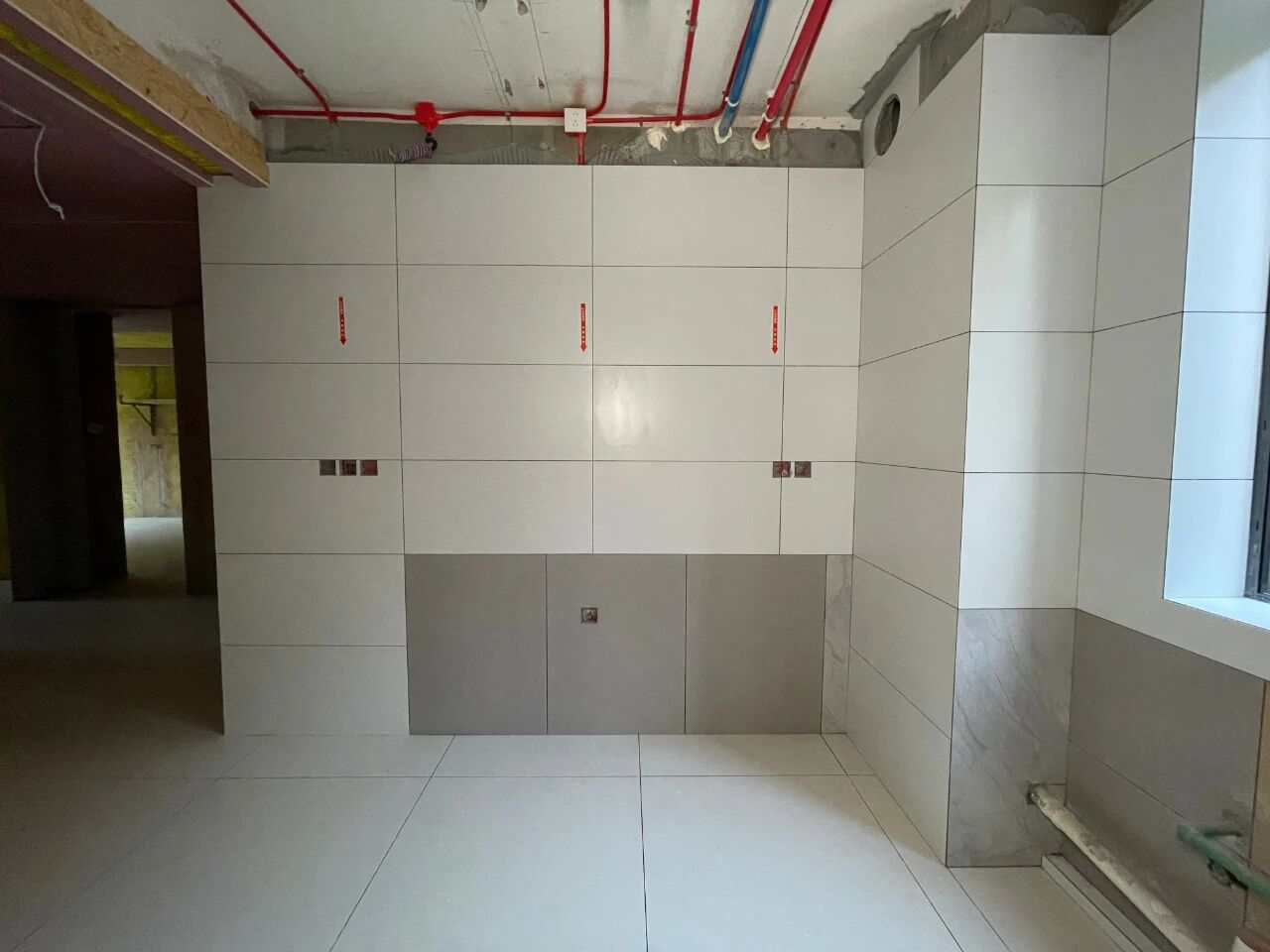 南京裝修公司紅牛裝飾工地突擊巡檢：一厘一毫堅(jiān)守品質(zhì)，一心一意守護(hù)新家！