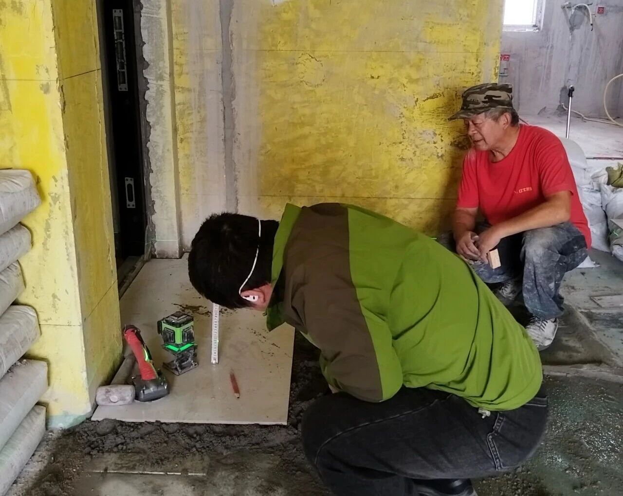 南京裝修公司紅牛裝飾工地突擊巡檢：一厘一毫堅(jiān)守品質(zhì)，一心一意守護(hù)新家！