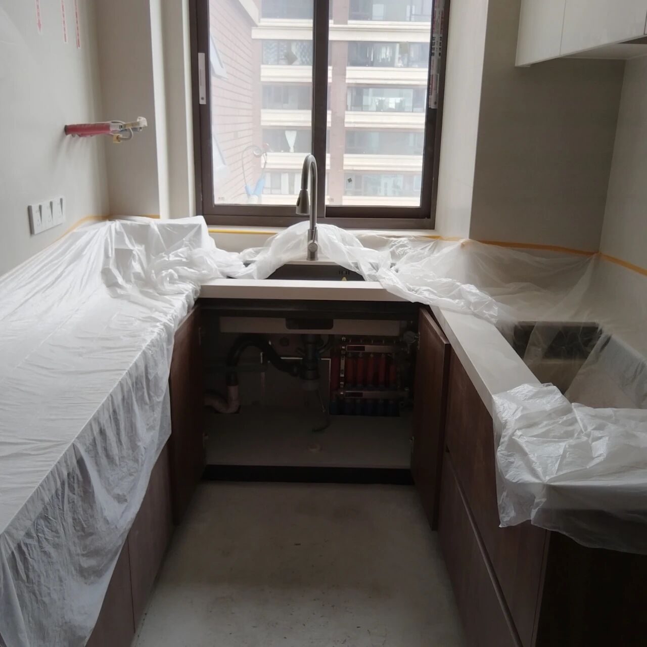 南京裝修公司紅牛裝飾工地突擊巡檢：一厘一毫堅(jiān)守品質(zhì)，一心一意守護(hù)新家！