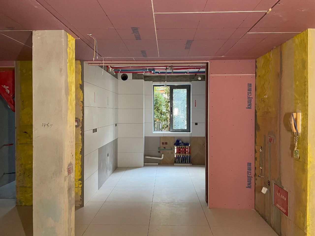 南京裝修公司紅牛裝飾工地突擊巡檢：一厘一毫堅(jiān)守品質(zhì)，一心一意守護(hù)新家！